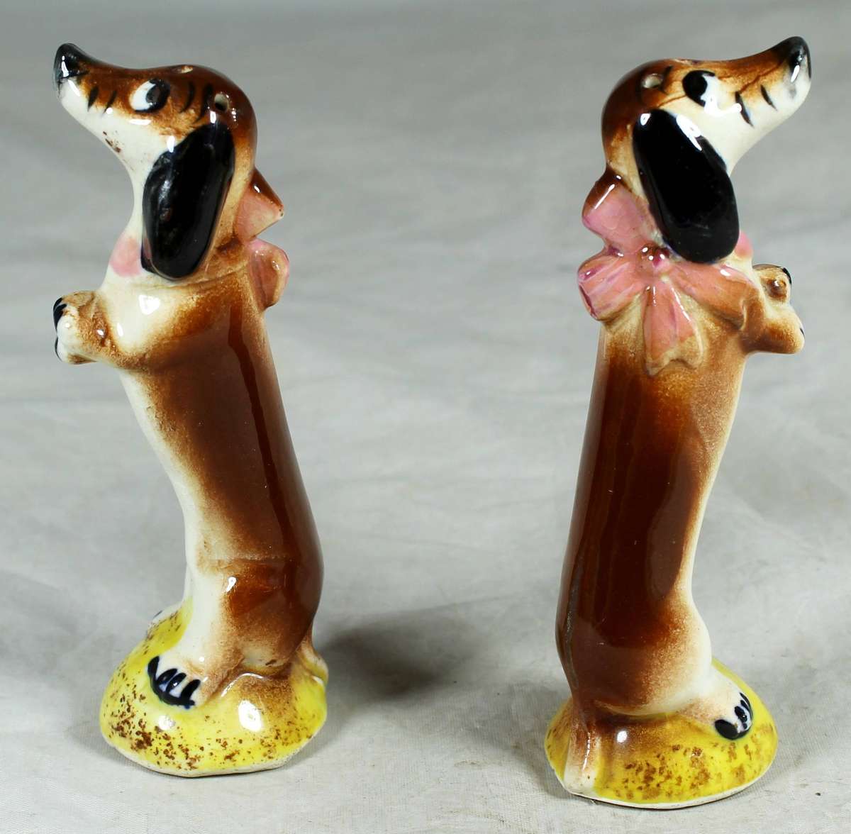 Character salt & pepper set - begging sausage dogs