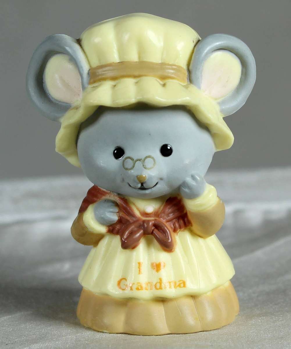 Small mouse in vintage clothing - I love grandma