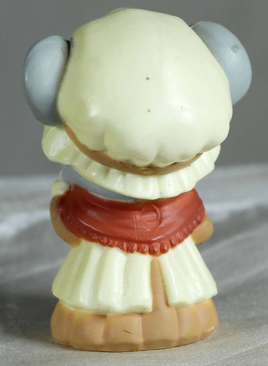 Small mouse in vintage clothing - I love grandma