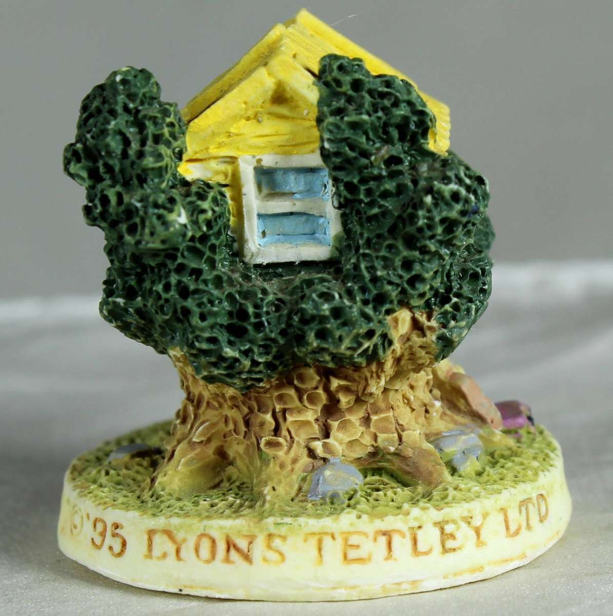 Miniature Clarence's tree house - Lyons Tetley