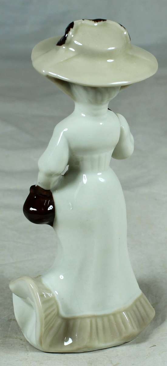 Small figurine - lady with large hat