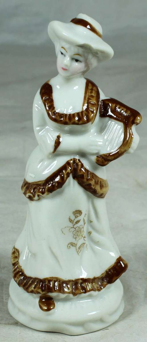 Small figurine - lady playing a harp