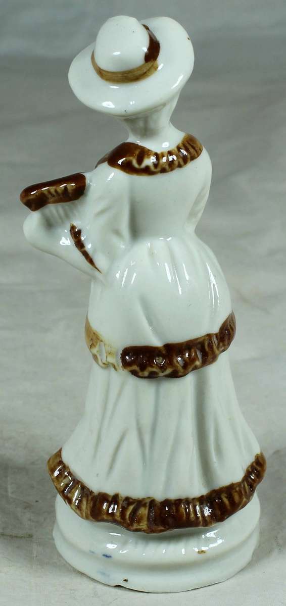Small figurine - lady playing a harp