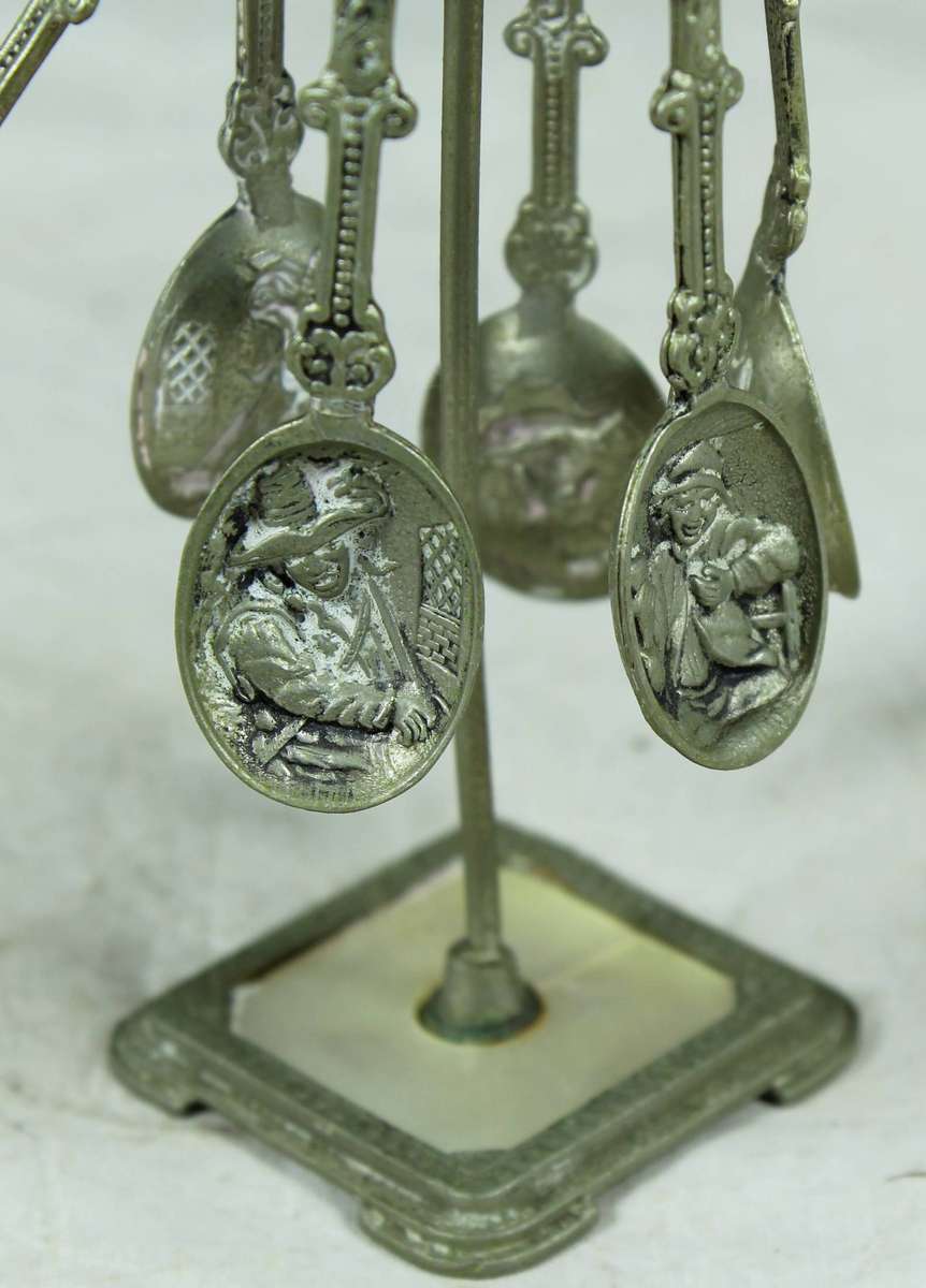 Set of embossed tea spoons - Timber Inn