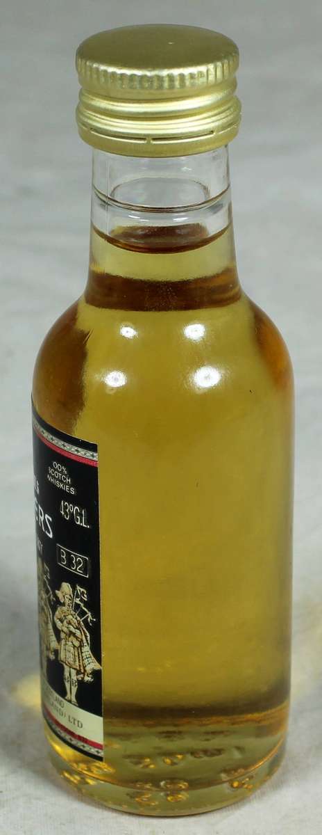 Mini liquor bottle - Seagram's 100 Pipers whiskey