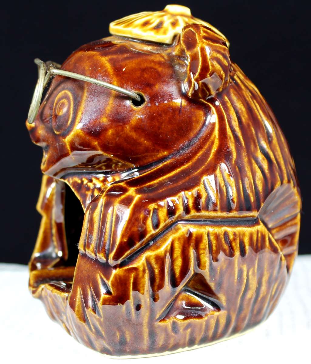 Porcelain bear with glasses ashtray