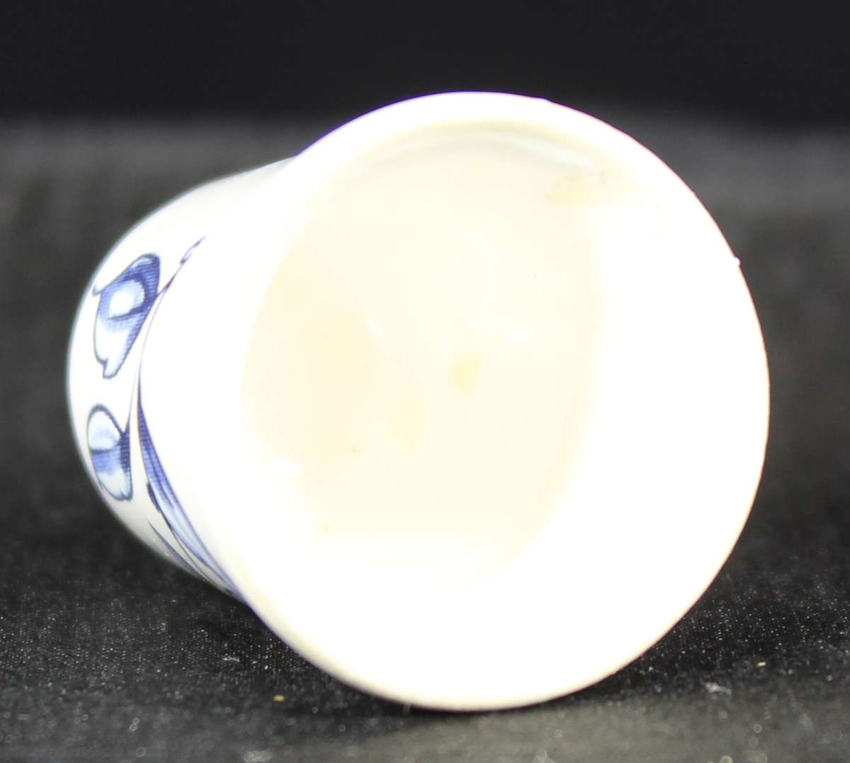 Porcelain blue & white thimble - blue leaves & bulb