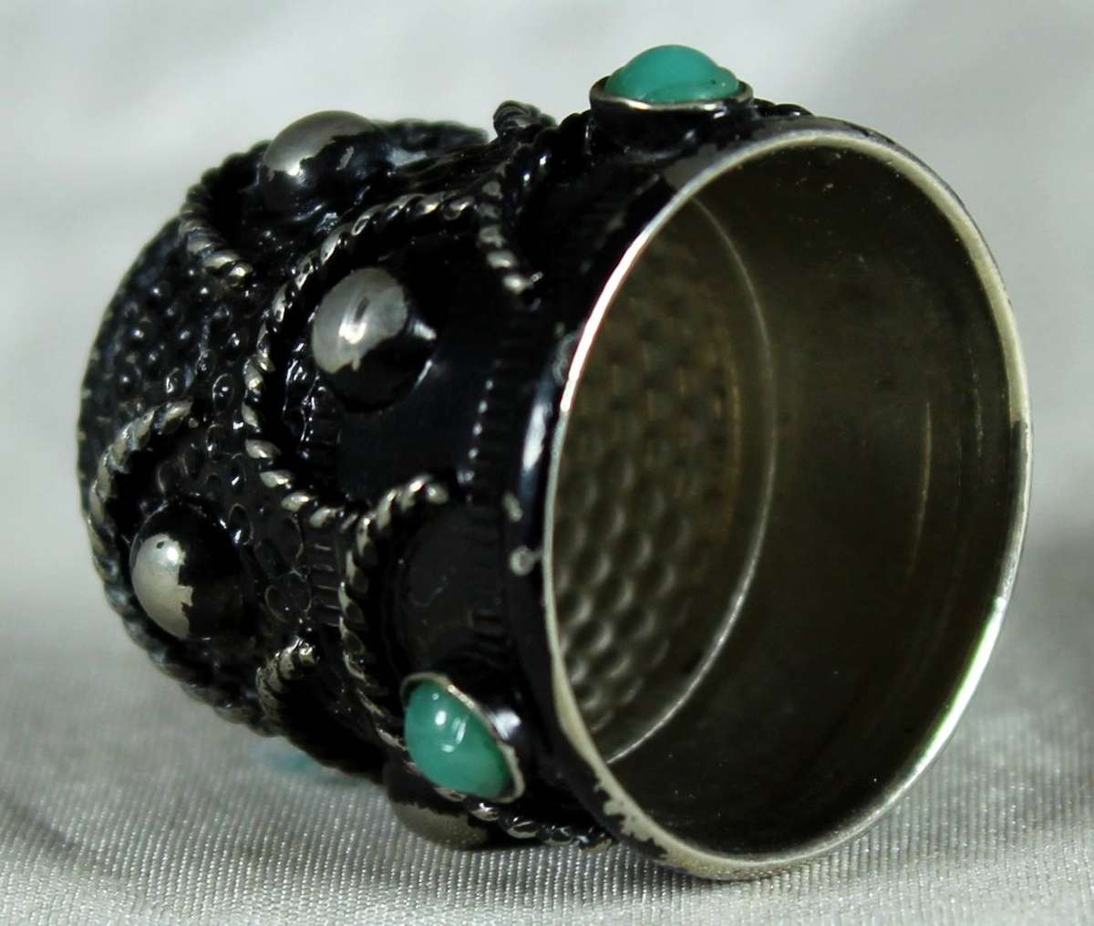 Silver (possibly sterling) thimble - Faux turquoise stones (3,51g)