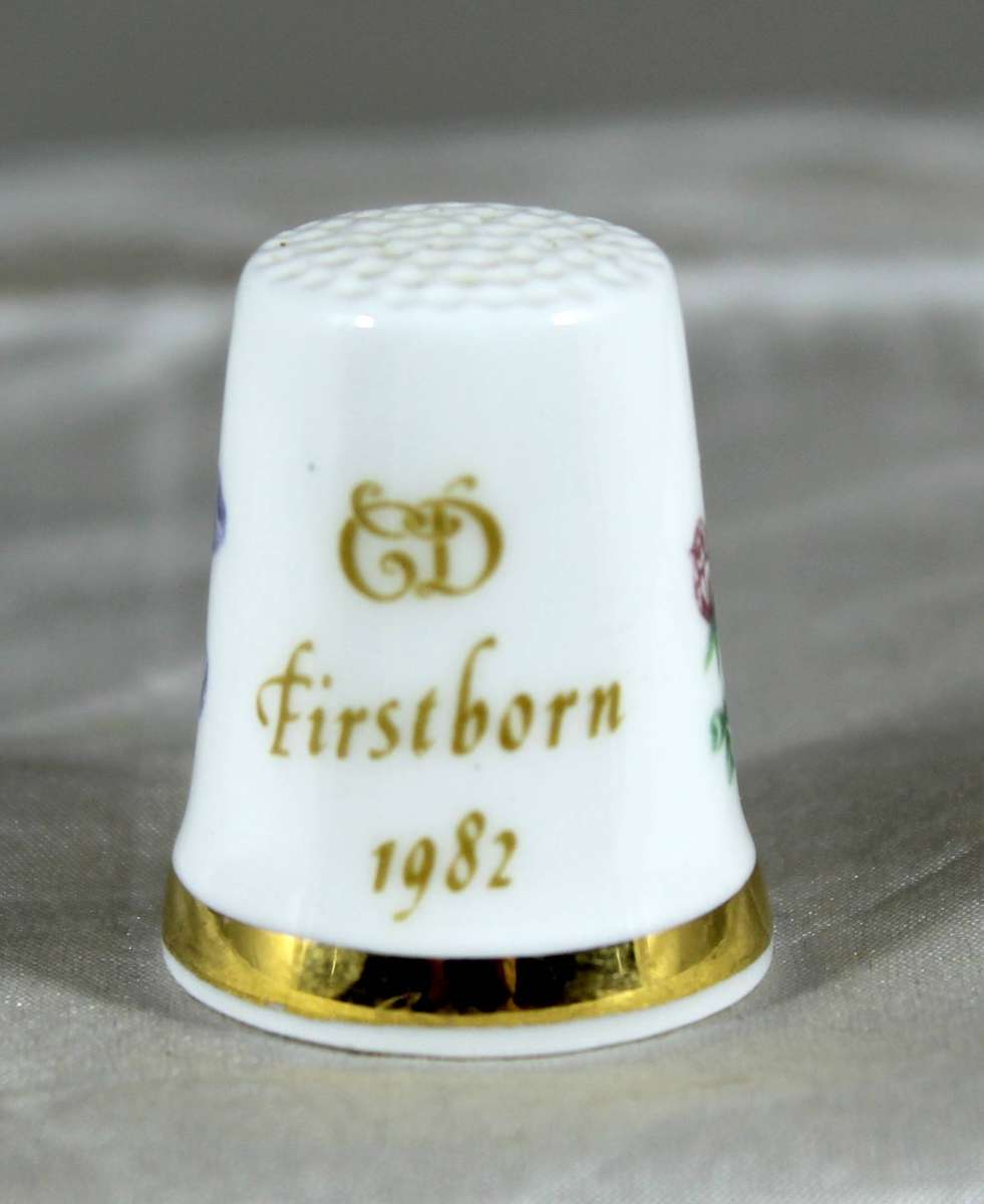 Porcelain Thimble - Royal Albert - Firstborn