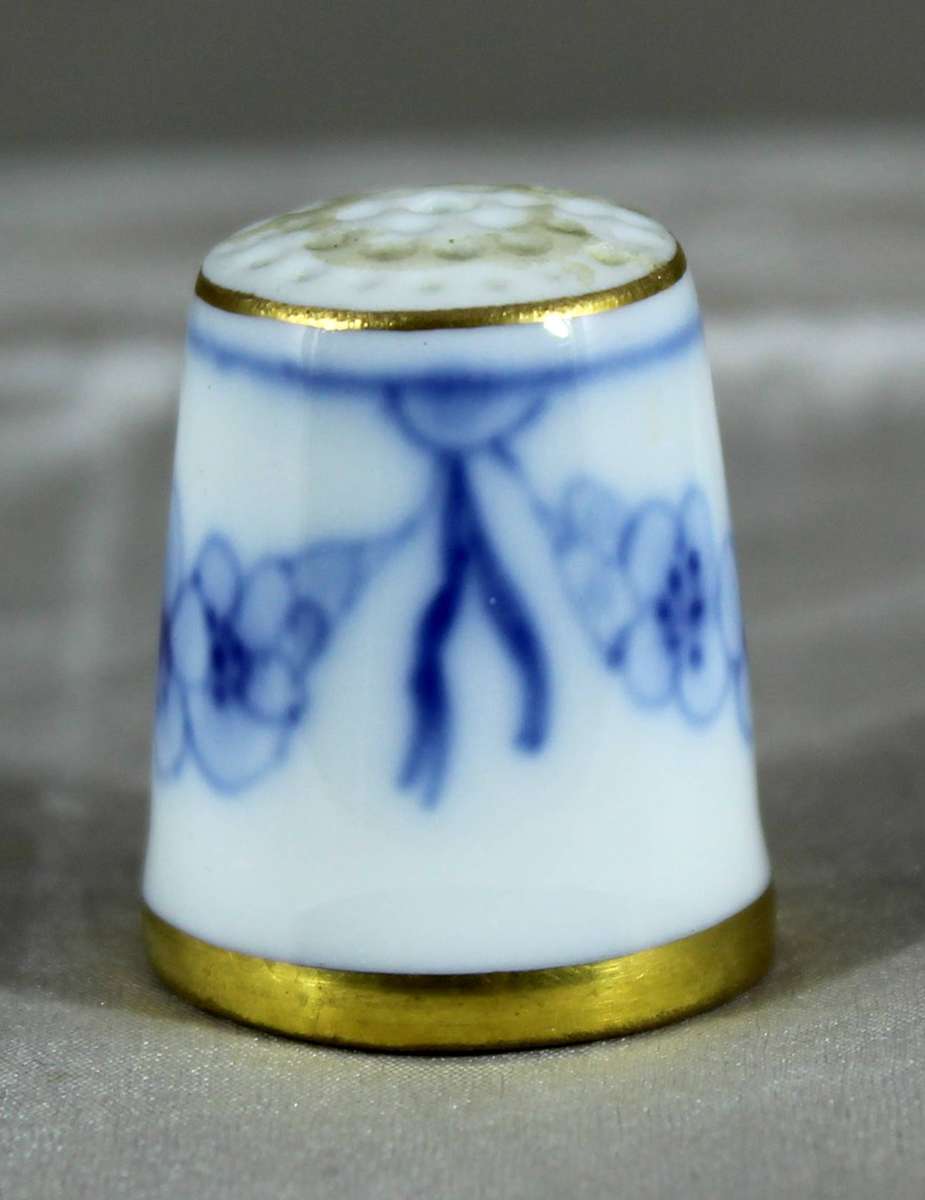 Porcelain thimble - B&G Denmark - ribbon & flowers
