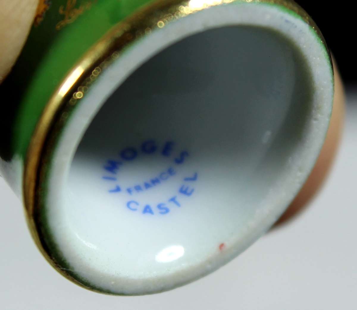 Porcelain Thimble - Limoges Green - Victorian Couple