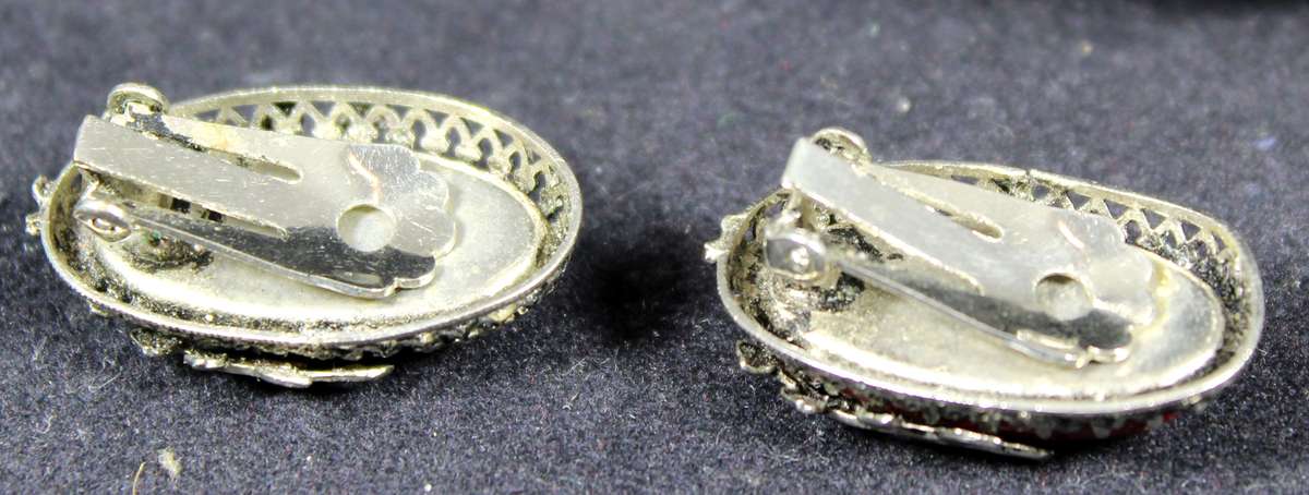 Costume Jewelry - Vintage Clip-on Earrings