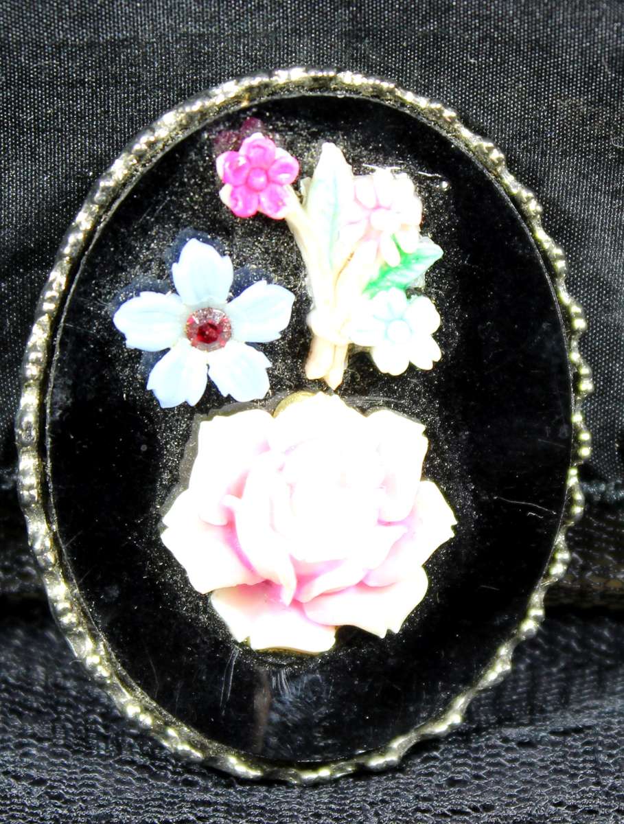 Costume jewelry - embossed flower pendant