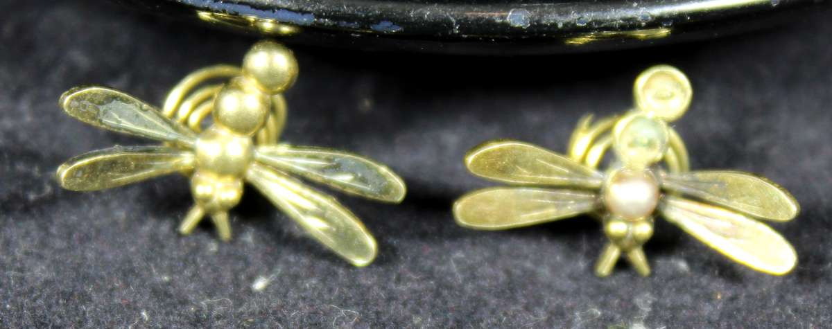 Costume Jewelry - Pair of Miniature Dragonflies