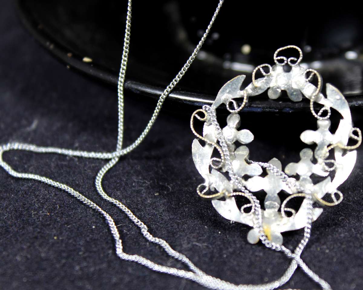 Costume jewelry - extremely delicate necklace with diamante wreath