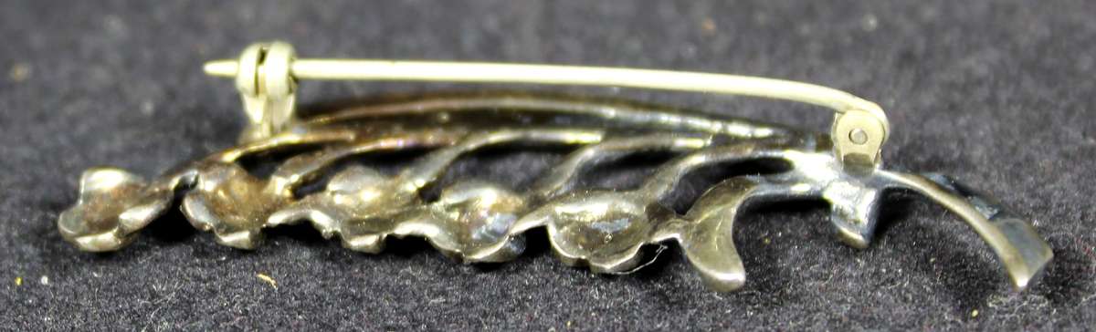 costume jewelry - diamante roses wreath brooch