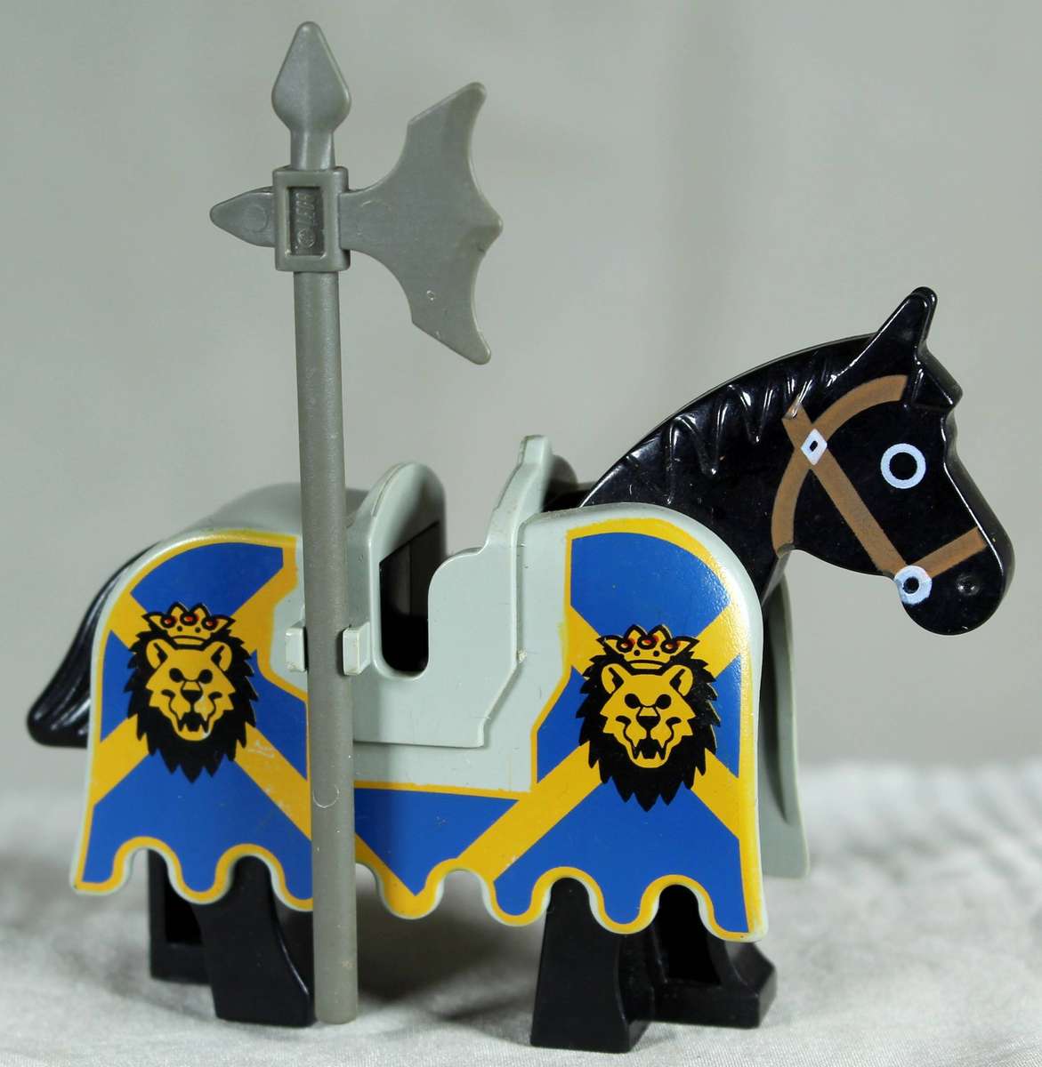 Lego mini figurine - King Leo's horse in 2000 Kingdom set 6091
