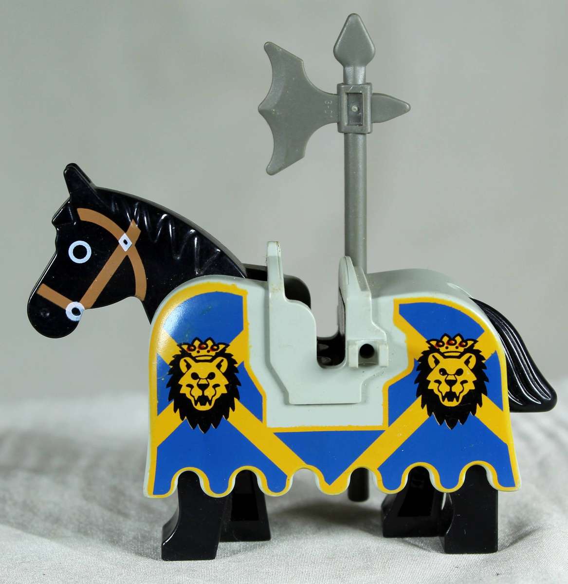 Lego mini figurine - King Leo's horse in 2000 Kingdom set 6091