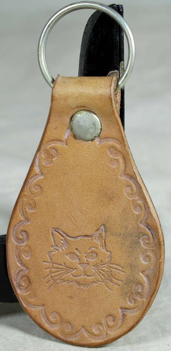 Collectible keyring - cat engraved on leather
