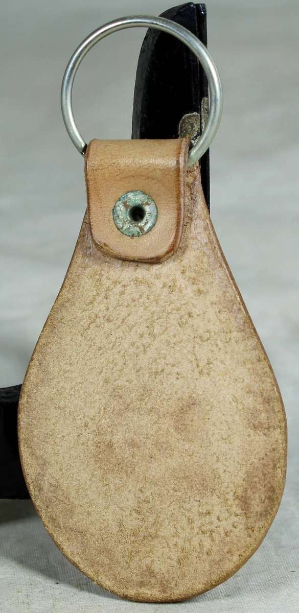 Collectible keyring - cat engraved on leather