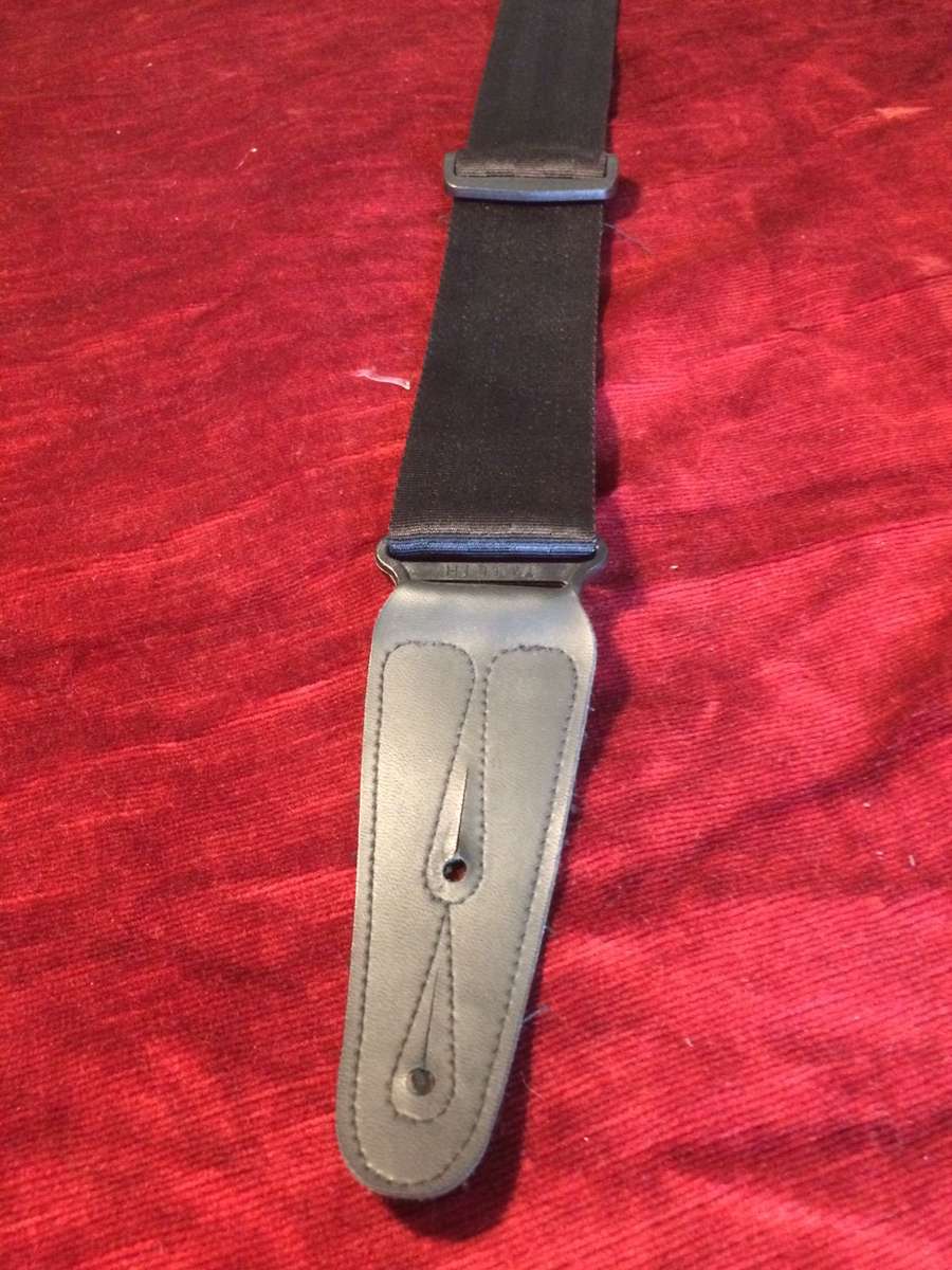 Guitar Strap With Leather Ends In Black