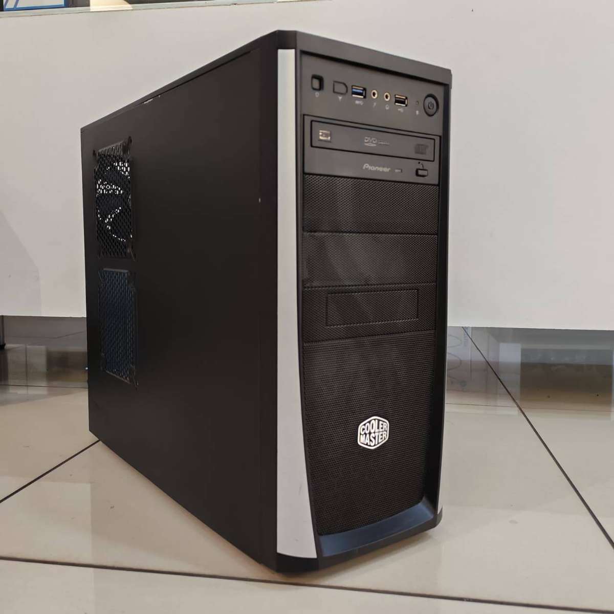 Cooler Master Mid Tower chassis