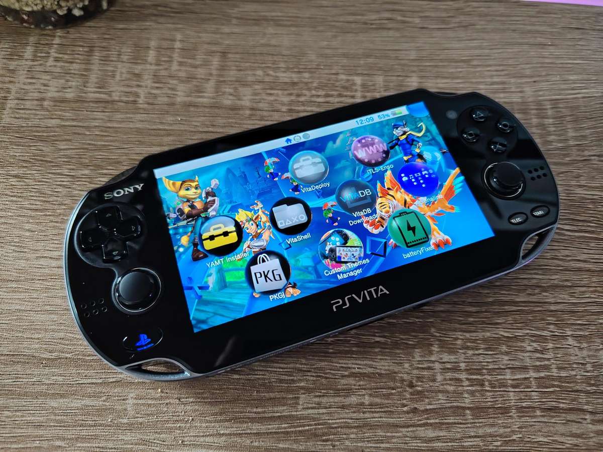 PS - Vita PCH 1004 JAILBROKEN (Immaculate condition - urgent sale)