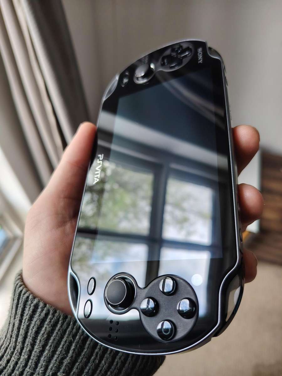 PS - Vita PCH 1004 JAILBROKEN (Immaculate condition - urgent sale)