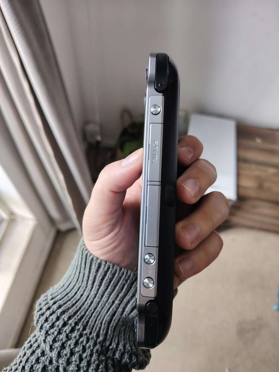 PS - Vita PCH 1004 JAILBROKEN (Immaculate condition - urgent sale)