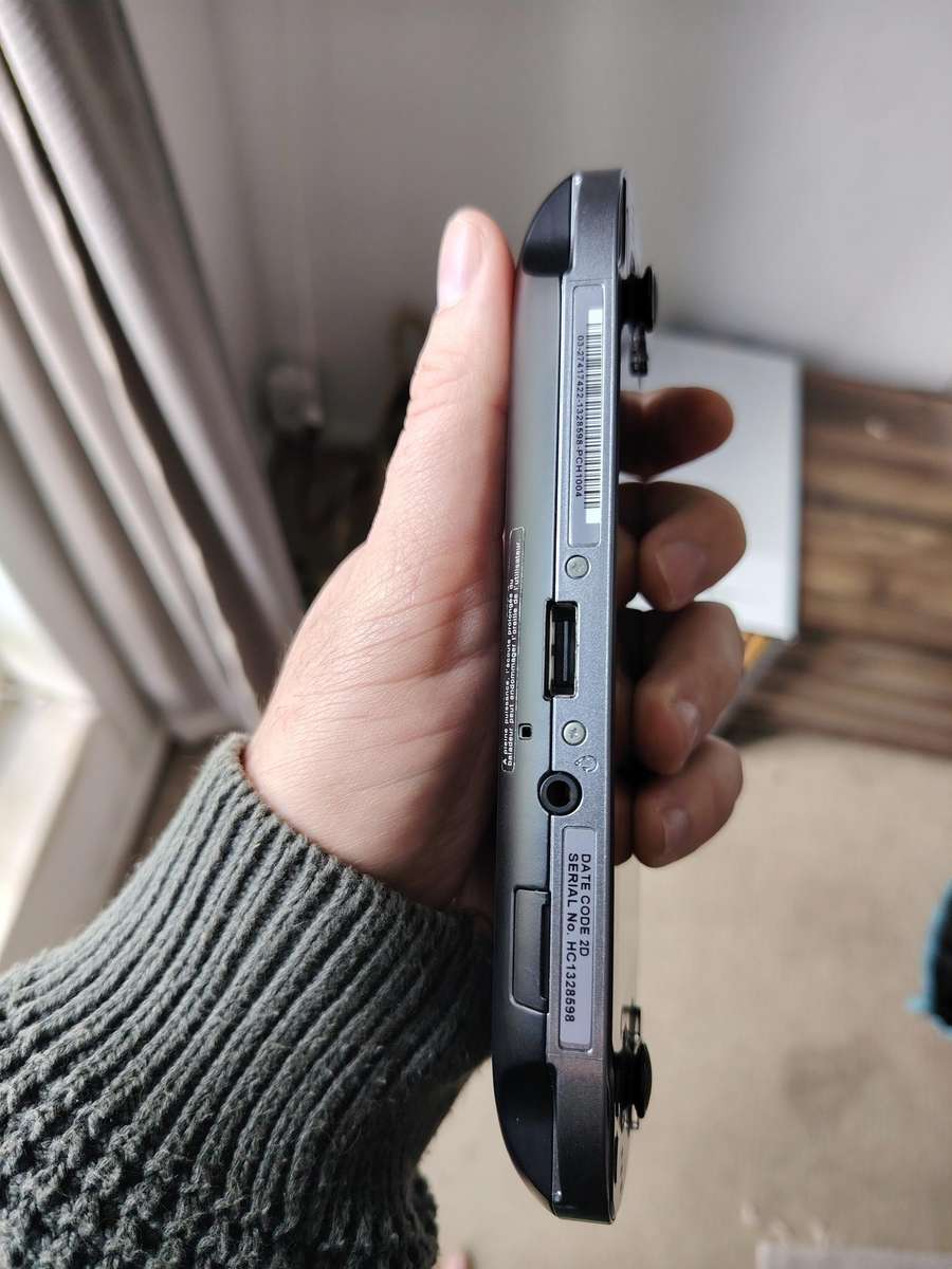 PS - Vita PCH 1004 JAILBROKEN (Immaculate condition - urgent sale)