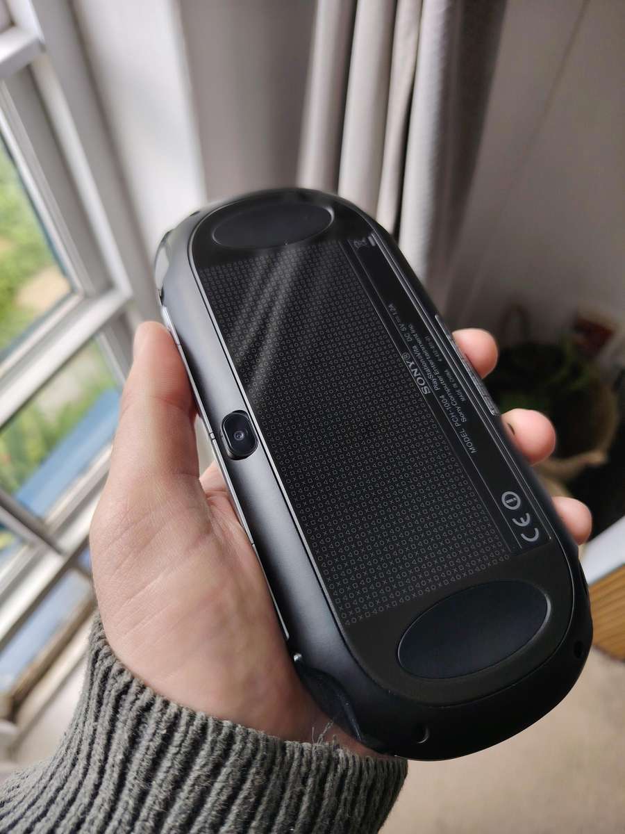 PS - Vita PCH 1004 JAILBROKEN (Immaculate condition - urgent sale)