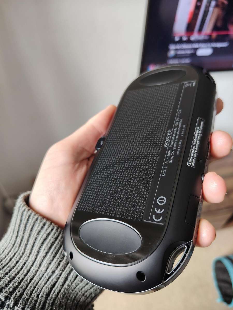 PS - Vita PCH 1004 JAILBROKEN (Immaculate condition - urgent sale)
