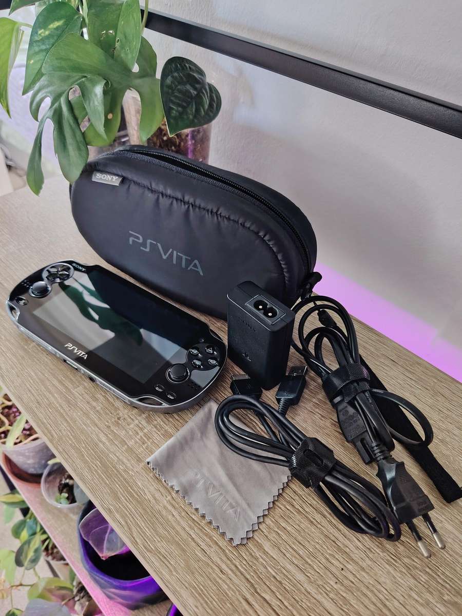 PS - Vita PCH 1004 JAILBROKEN (Immaculate condition - urgent sale)