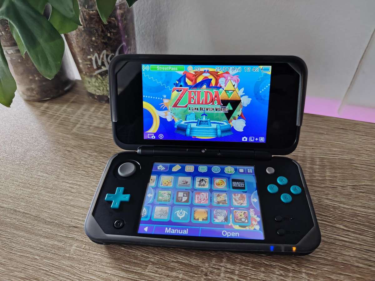 Nintendo 3DS - 2DS  Version *New Edition* (Immaculate Condition) JAILBROKEN