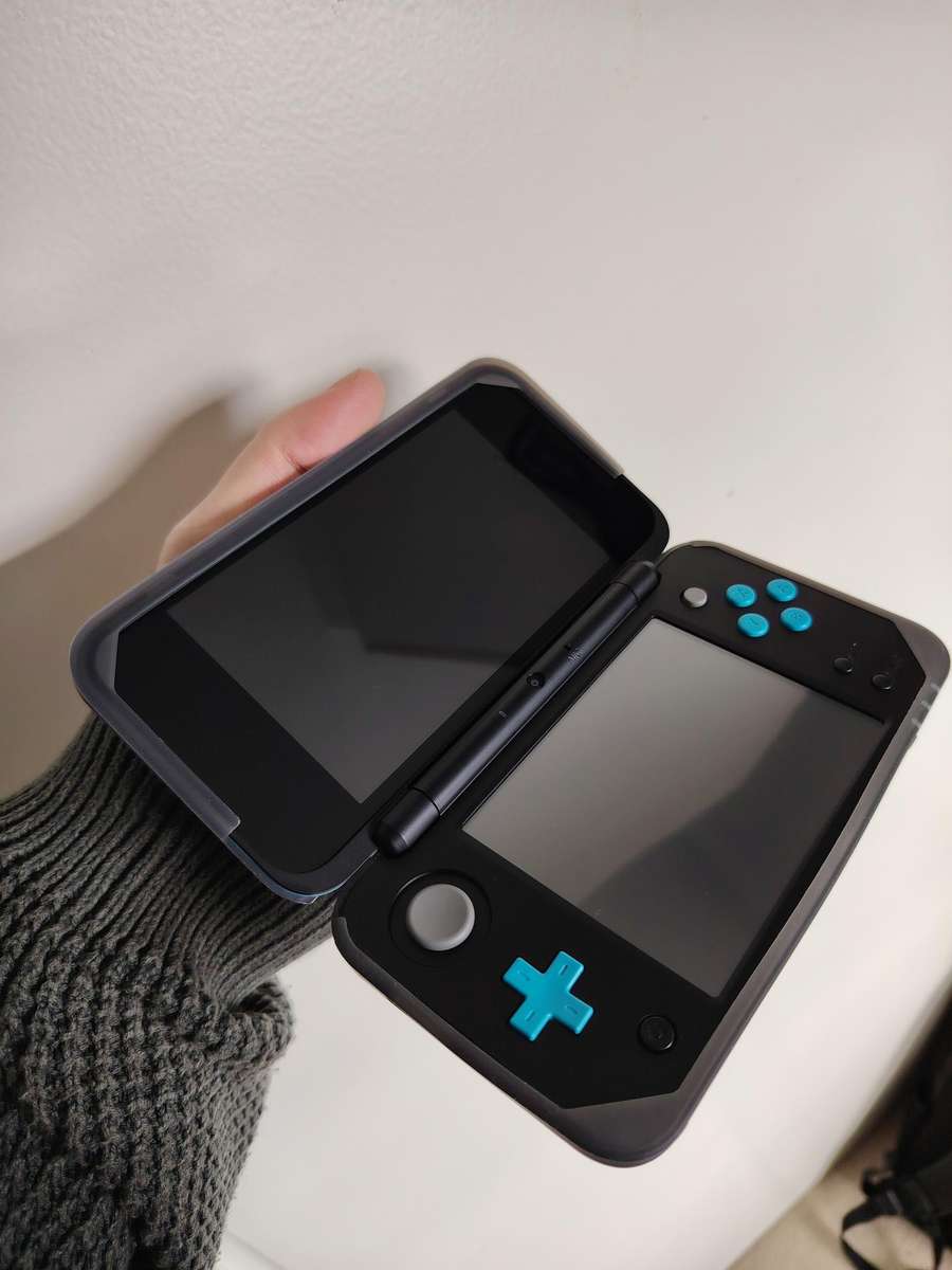 Nintendo 3DS - 2DS  Version *New Edition* (Immaculate Condition) JAILBROKEN