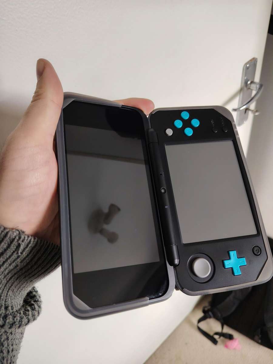 Nintendo 3DS - 2DS  Version *New Edition* (Immaculate Condition) JAILBROKEN