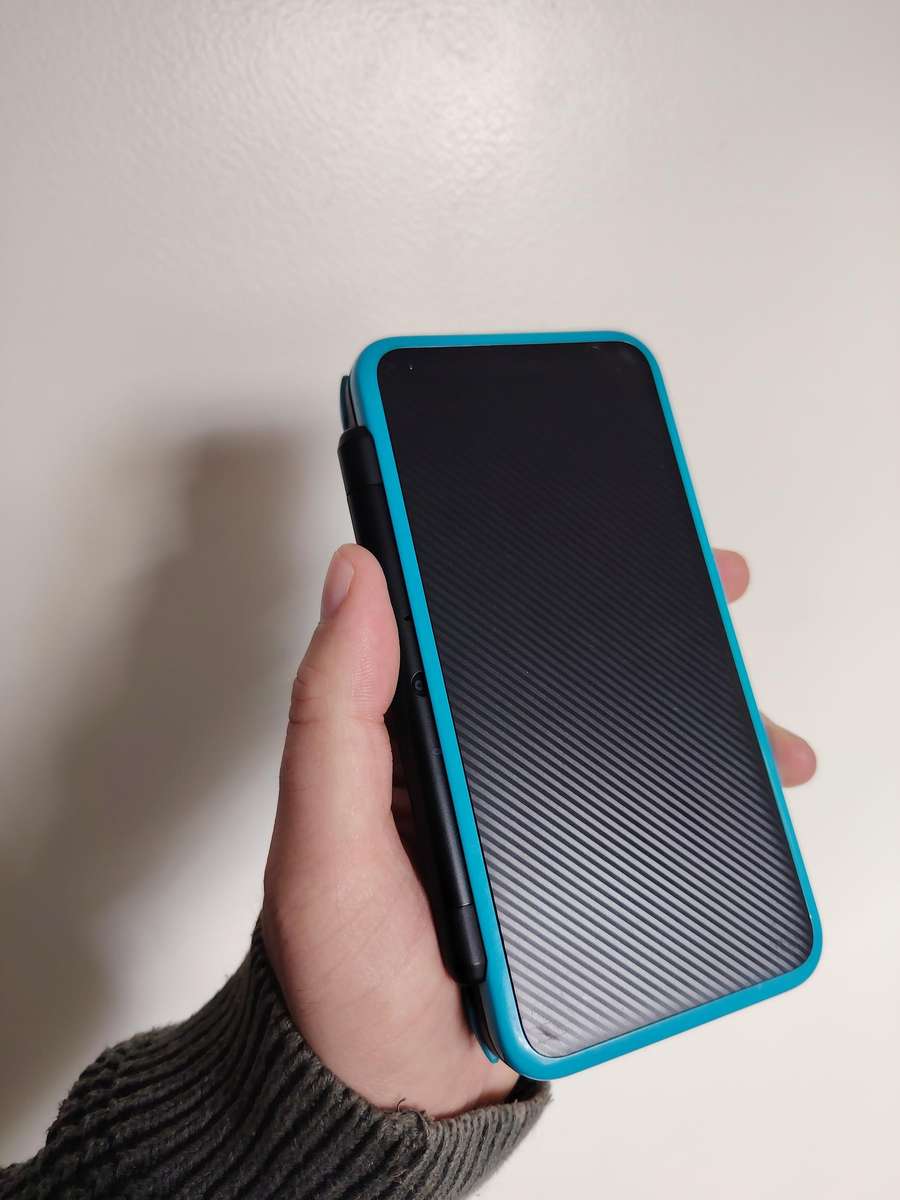 Nintendo 3DS - 2DS  Version *New Edition* (Immaculate Condition) JAILBROKEN