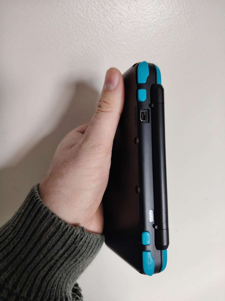 Nintendo 3DS - 2DS  Version *New Edition* (Immaculate Condition) JAILBROKEN