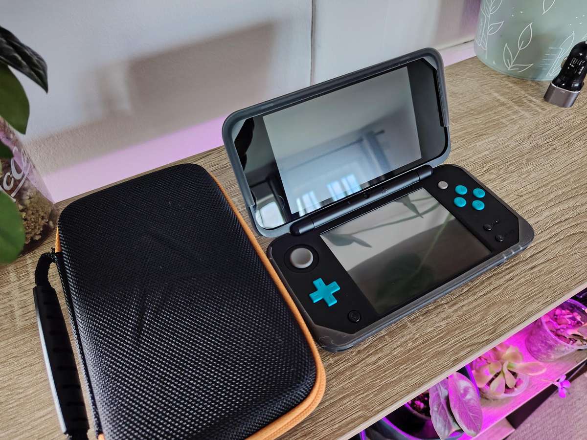 Nintendo 3DS - 2DS  Version *New Edition* (Immaculate Condition) JAILBROKEN