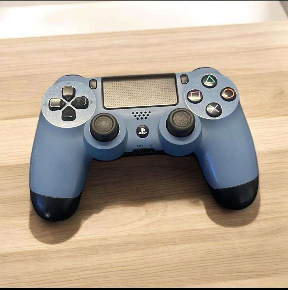 PS4 Slim 1tb + 15 games