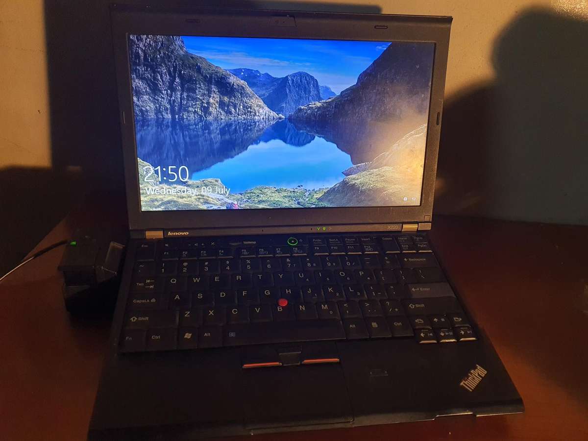 Lenovo ThinkPad X220 Working, (Needs Battery)