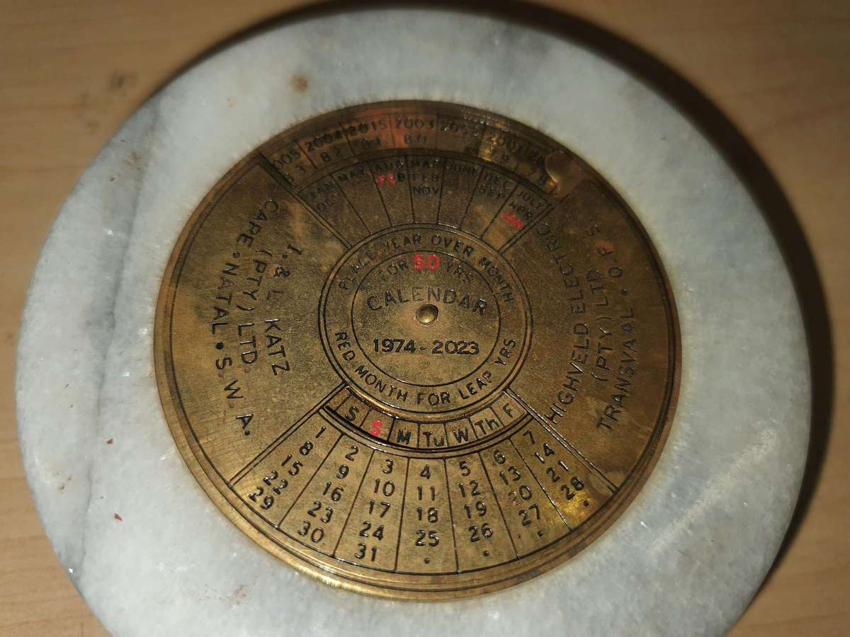 Antique Desktop Marble with brass inlay calendar 80mm diameter