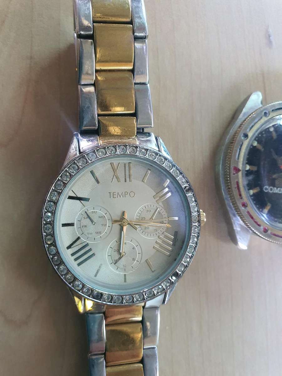 Lot off 4 watches, for repairs, or parts.