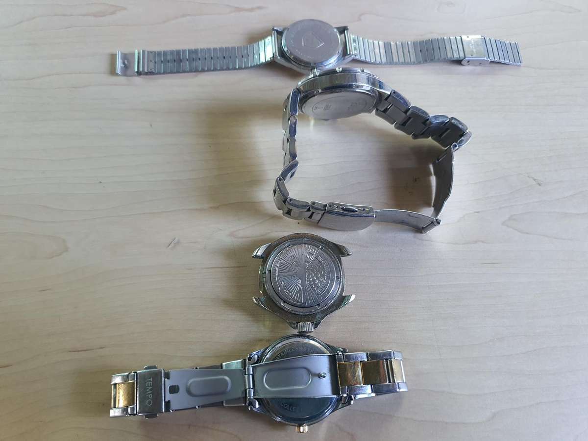 Lot off 4 watches, for repairs, or parts.