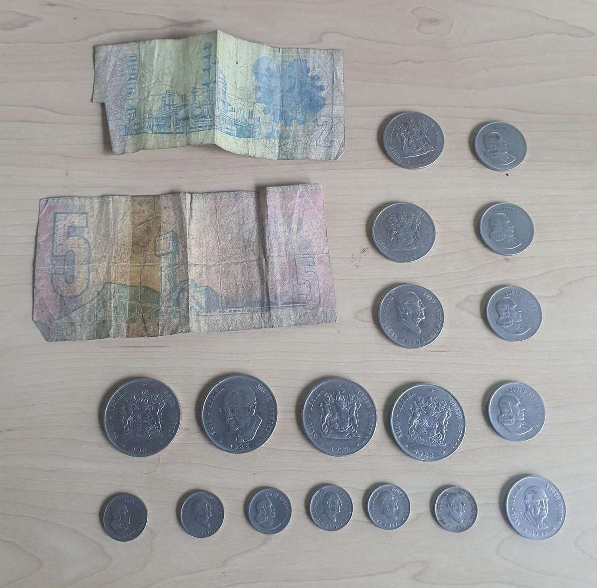 Lot of old coins and old 5 rand and 2 rand Note