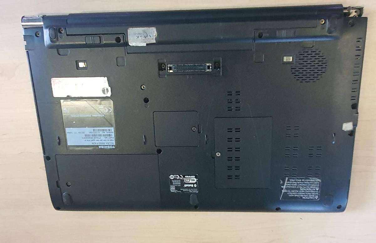 Toshiba TECRA R850-F42N Laptop for Spares NOT Working.
