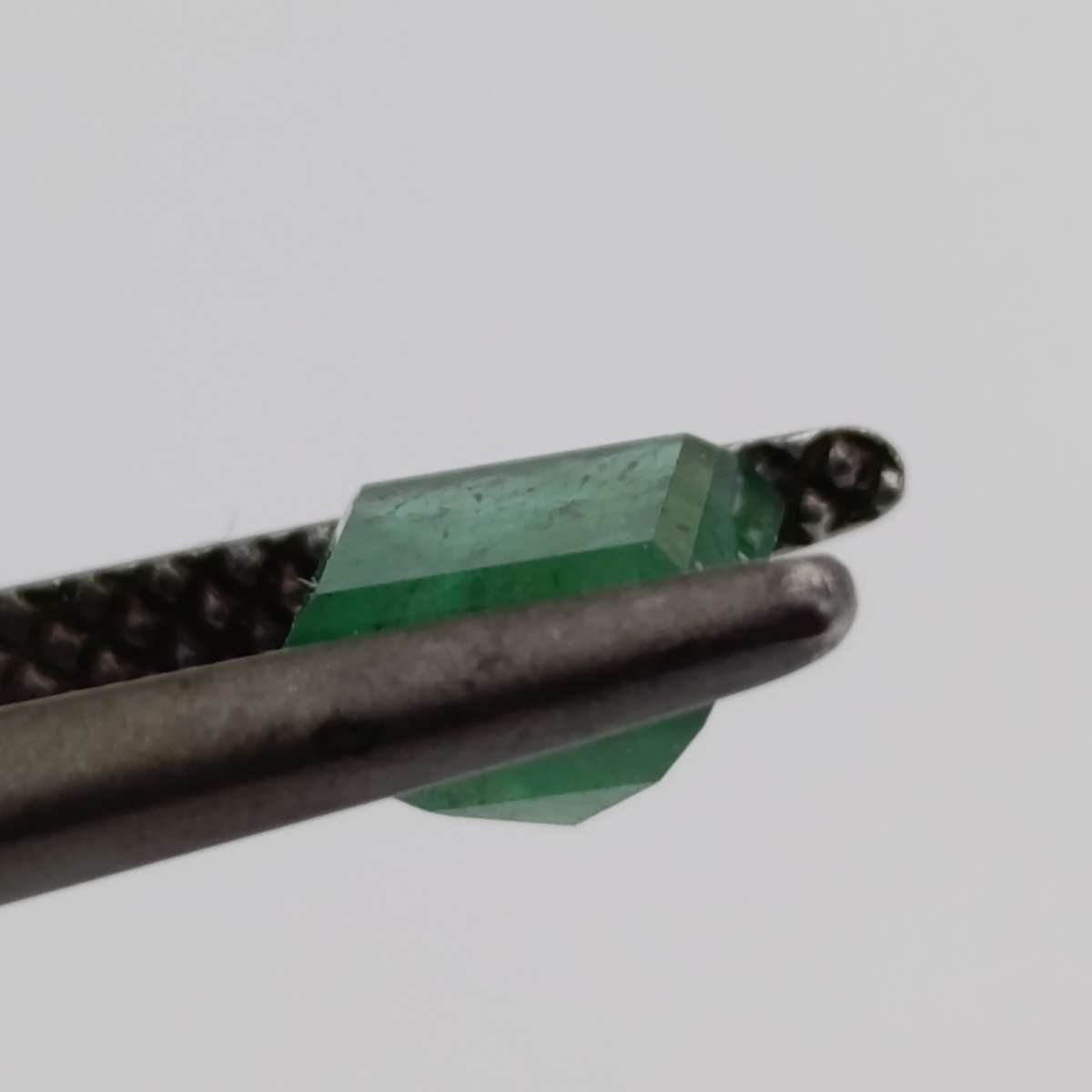 Natural Emerald of 0.67 carat - square step cut slight yellowish green with Gemlab certificate