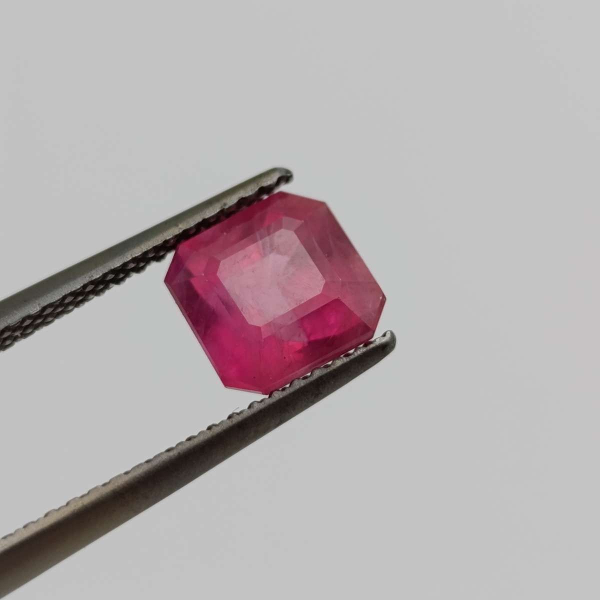Fracture filled Ruby square emerald cut - 2,34 carat with Gemlab certificate
