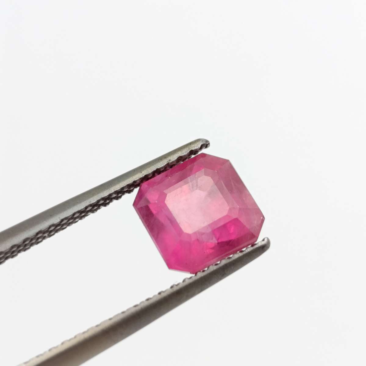 Fracture filled Ruby square emerald cut - 2,34 carat with Gemlab certificate