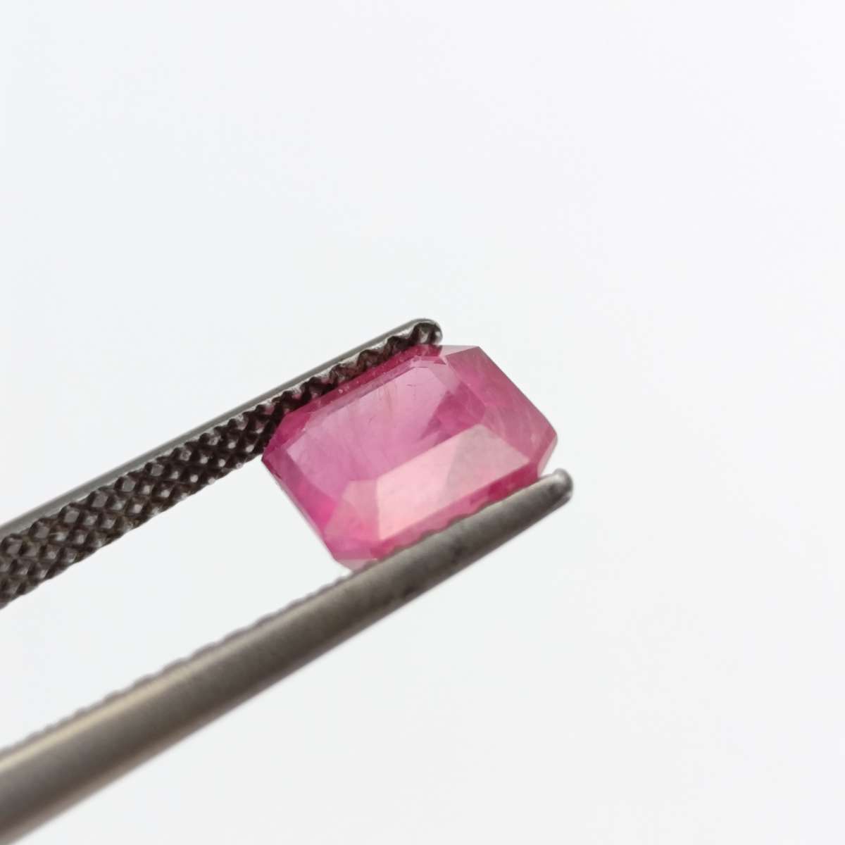 Fracture filled Ruby square emerald cut - 2,34 carat with Gemlab certificate